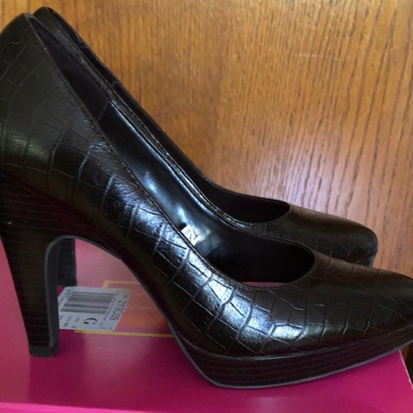 Isaac Mizrahi Brown Pump - Picture 2 of 5